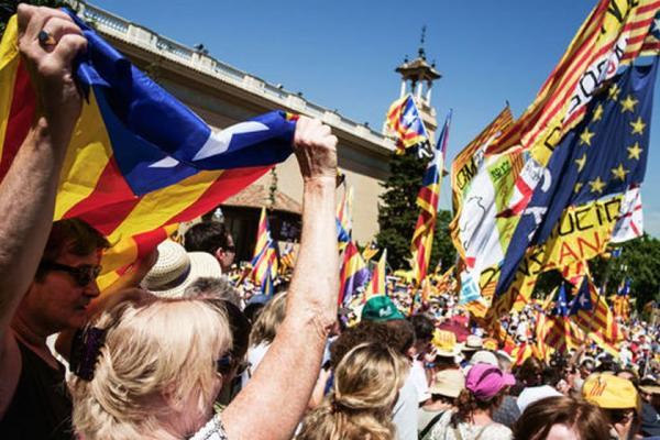 تظاهرات ضد گردشگری در اسپانیا با شعار جهانگرد ها به خانه بروید!