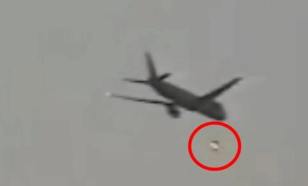 جنجال بشقاب پرنده ای که کنار هواپیمای مسافربری دیده شد ، عکس