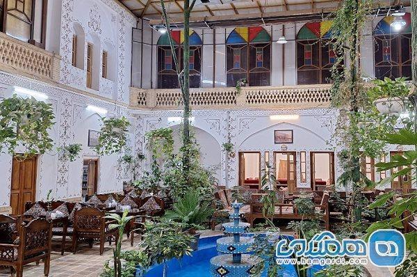 رستورانهای سنتی کاشان 1404: راهنمای جامع برترین سفره خانه های نزدیک بازار و باغ فین