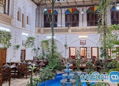 رستورانهای سنتی کاشان 1404: راهنمای جامع برترین سفره خانه های نزدیک بازار و باغ فین